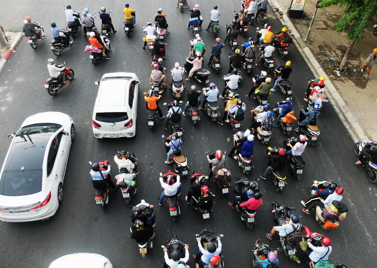 Người dân ùn ùn đổ về sau nghỉ lễ: Hà Nội tạm biệt đường thông, hè thoáng - Ảnh 2. Người dân ùn ùn đổ về sau nghỉ lễ: Hà Nội tạm biệt đường thông, hè thoáng - Ảnh 2.