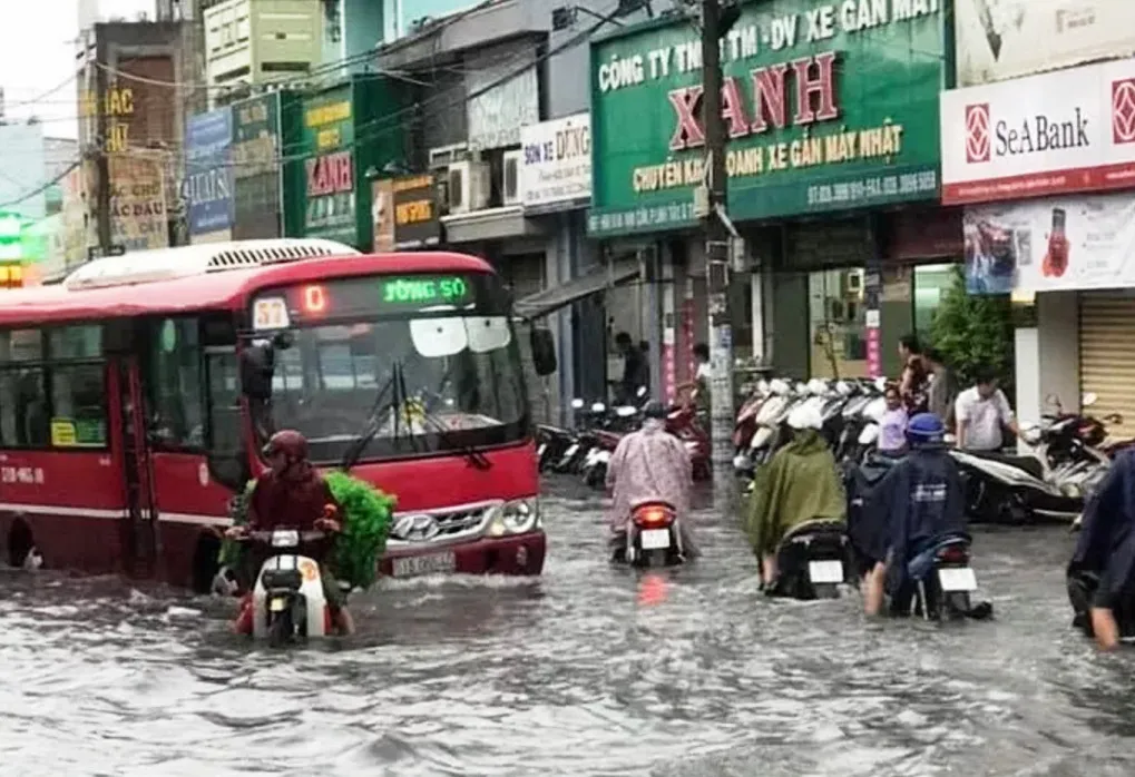 Nhiều khu vực ở TP.HCM chìm trong biển nước sau cơn mưa lớn chiều 30/5 - Ảnh 3.