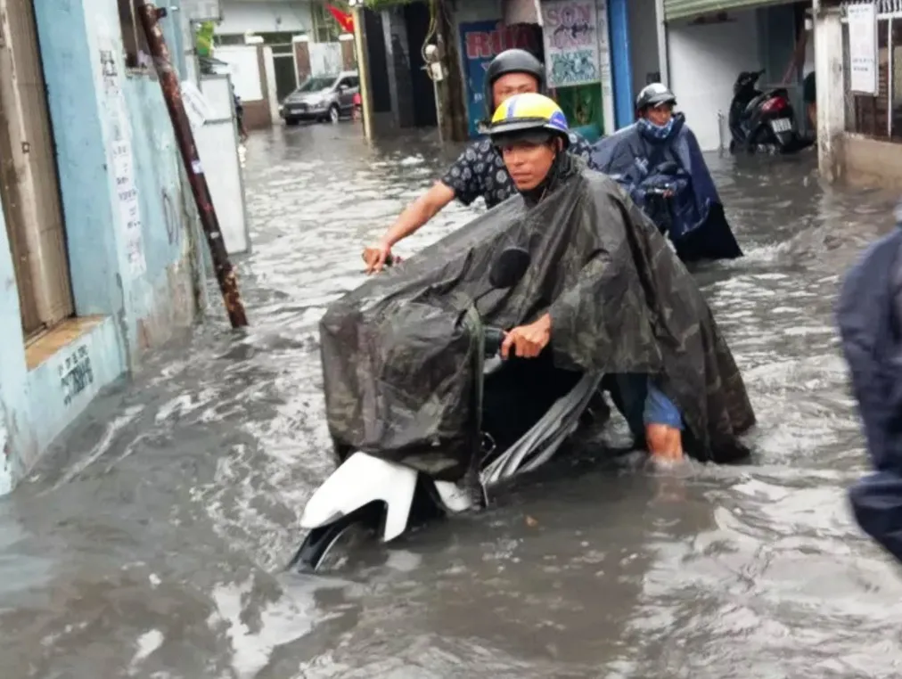 Nhiều khu vực ở TP.HCM chìm trong biển nước sau cơn mưa lớn chiều 30/5 - Ảnh 4.