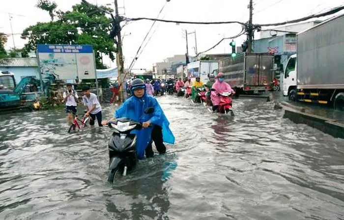 Nhiều khu vực ở TP.HCM chìm trong biển nước sau cơn mưa lớn chiều 30/5 - Ảnh 2.