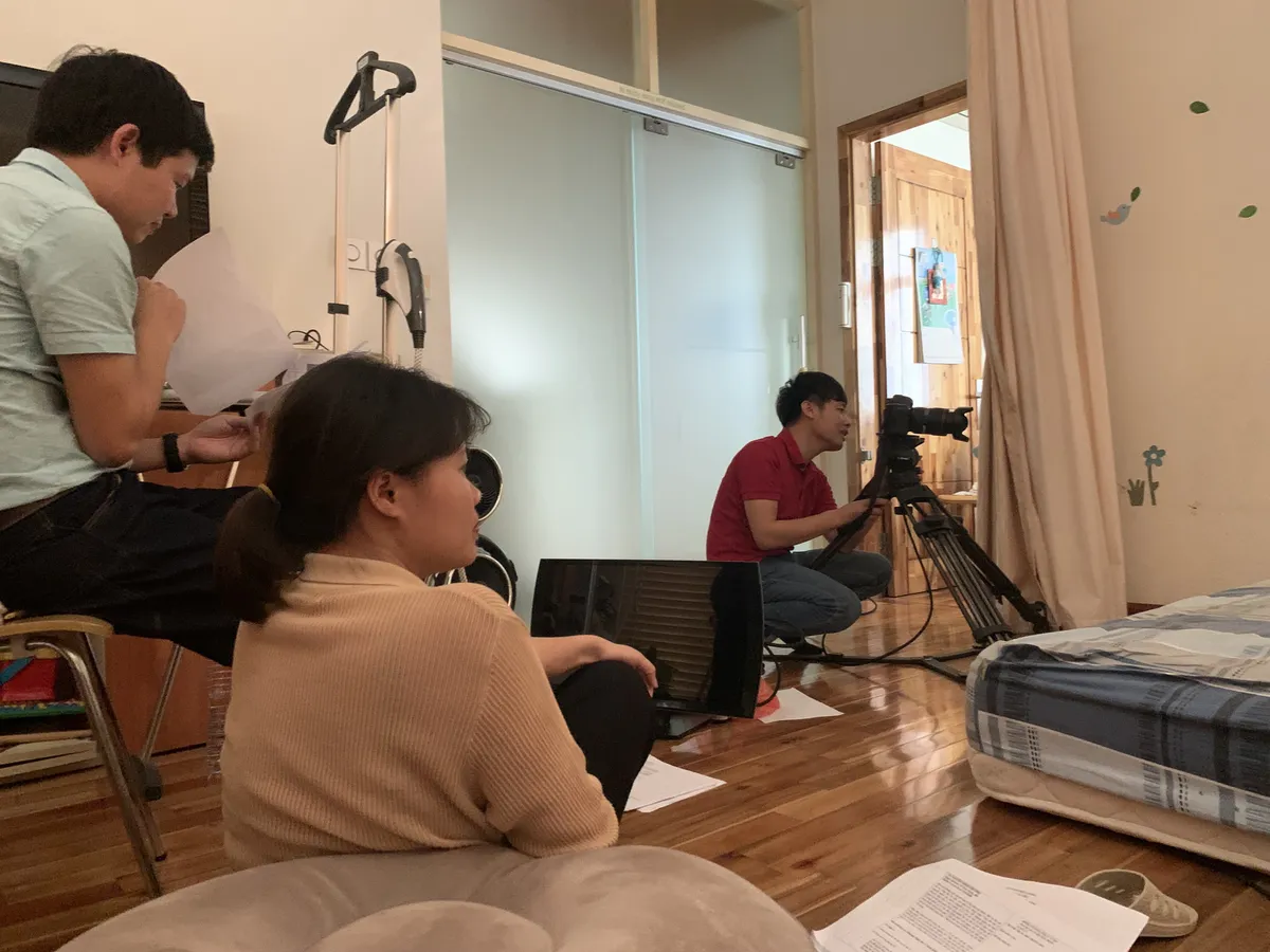 Phim tài liệu Ngày chúng ta đang sống: Chứng kiến cuộc chiến COVID-19 của người Việt ở nước ngoài (20h30, VTV1) - Ảnh 1. Phim tài liệu Ngày chúng ta đang sống: Chứng kiến cuộc chiến COVID-19 của người Việt ở nước ngoài (20h30, VTV1) - Ảnh 1.