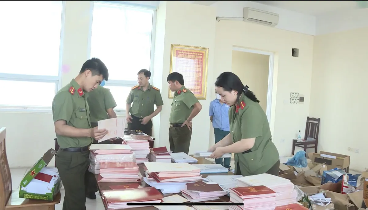 Bắt giam Phó Hiệu trưởng làm giả bằng tốt nghiệp THPT - Ảnh 5.