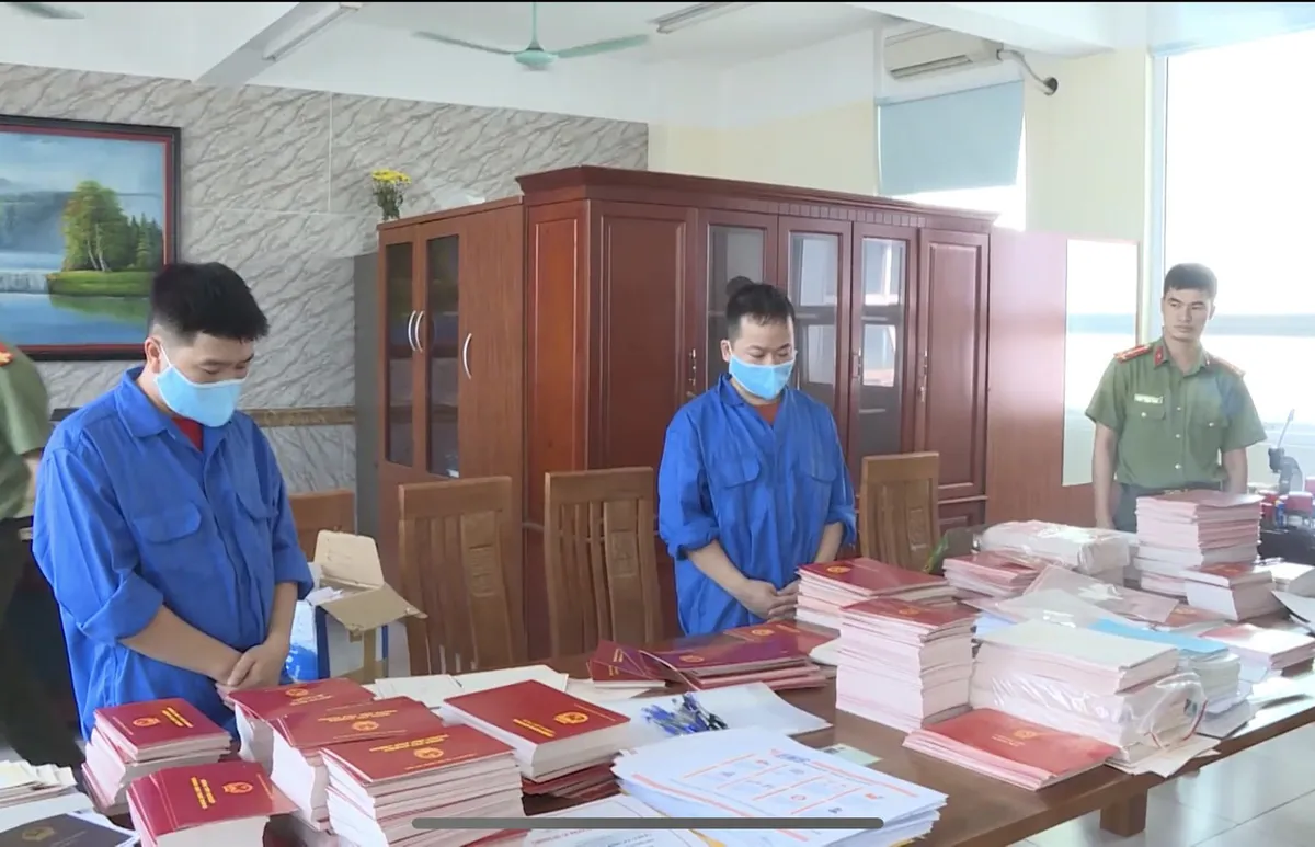 Bắt giam Phó Hiệu trưởng làm giả bằng tốt nghiệp THPT - Ảnh 2.