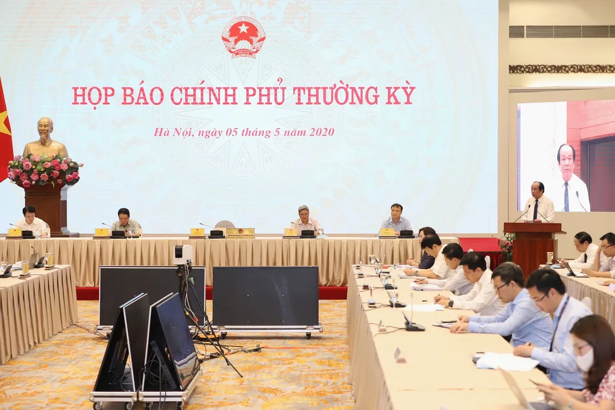 Học sinh đi học đeo khẩu trang, không nhất thiết phải đeo kính chắn giọt bắn - Ảnh 1.