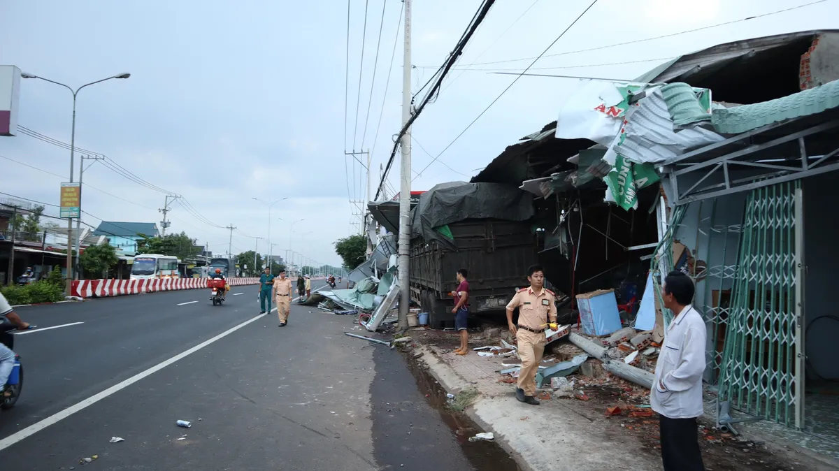 Bình Phước: Xe container tông liên hoàn vào 4 nhà dân - Ảnh 1.