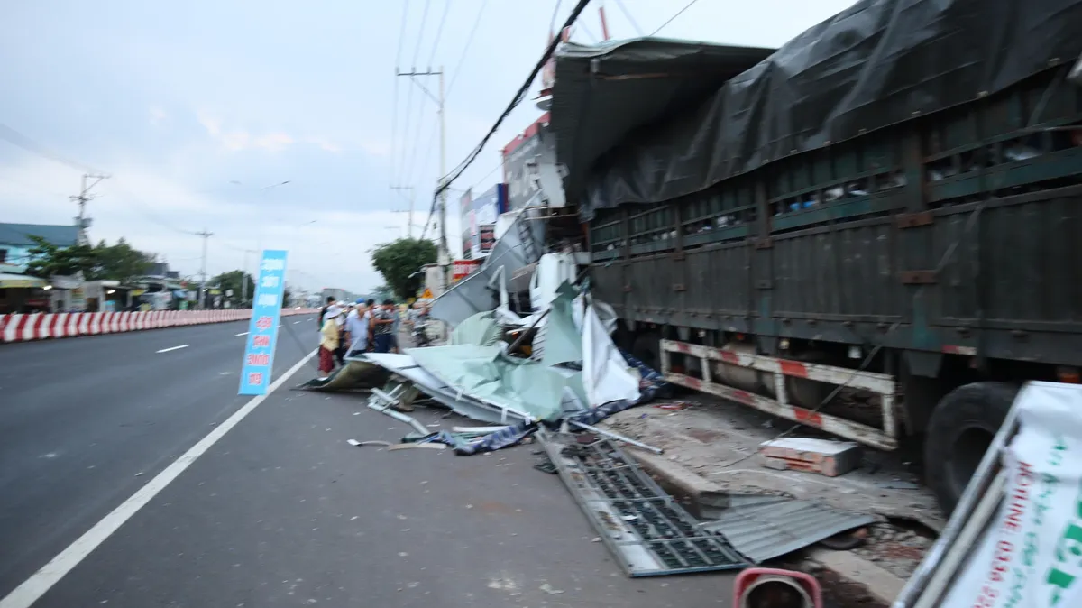 Bình Phước: Xe container tông liên hoàn vào 4 nhà dân - Ảnh 4.