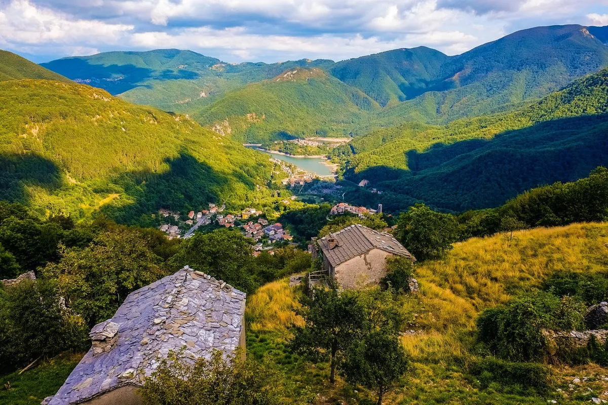 Ngôi làng “ma” ở Italy nổi lên sau gần 1 thế kỷ chìm dưới nước - Ảnh 1.