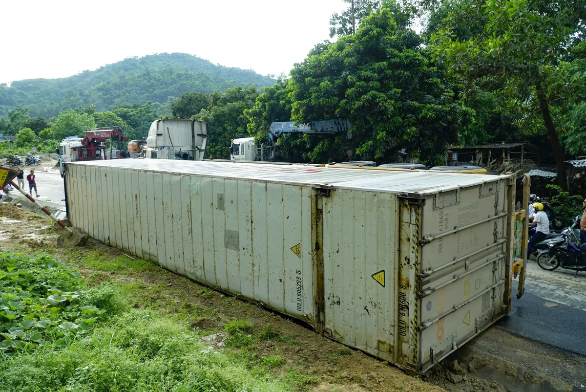 Lật xe container tại điểm đen giao thông Nà Lơi, Điện Biên - Ảnh 2.