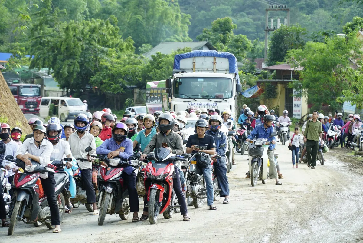 Lật xe container tại điểm đen giao thông Nà Lơi, Điện Biên - Ảnh 1.