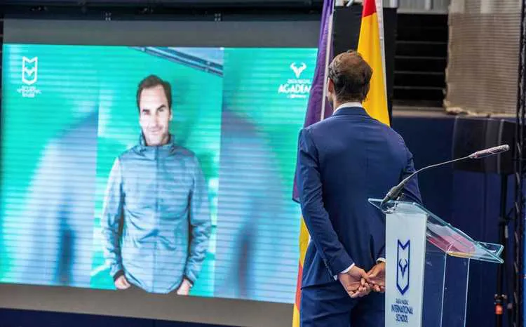 Federer v&agrave; Sharapova g&oacute;p mặt trong buổi lễ tốt nghiệp học viện quần vợt của Nadal - Ảnh 3.