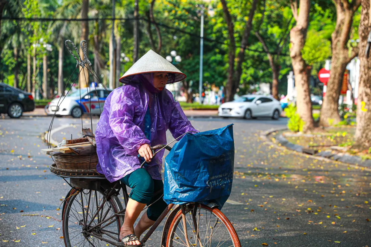 Ngắm g&oacute;c phố Thanh Ni&ecirc;n - Thuỵ Khu&ecirc; đẹp dịu d&agrave;ng sau cơn mưa r&agrave;o - Ảnh 6.