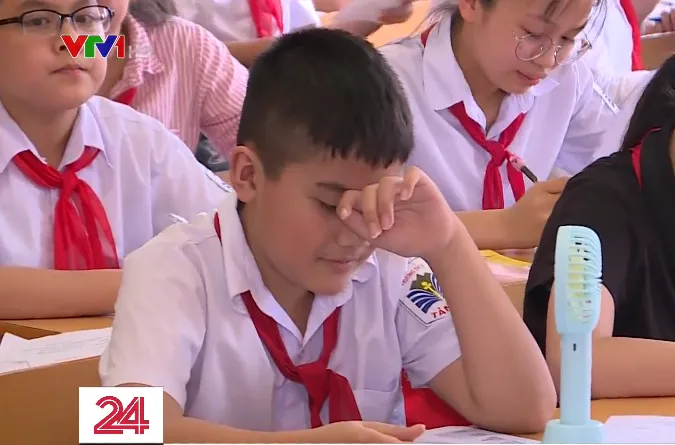 Trường học căng như dây đàn tìm cách chống nóng cho học sinh - Ảnh 2.