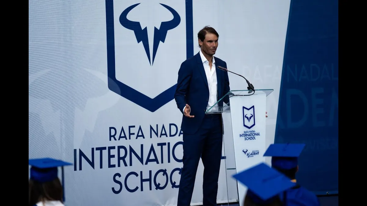 Federer v&agrave; Sharapova g&oacute;p mặt trong buổi lễ tốt nghiệp học viện quần vợt của Nadal - Ảnh 1.