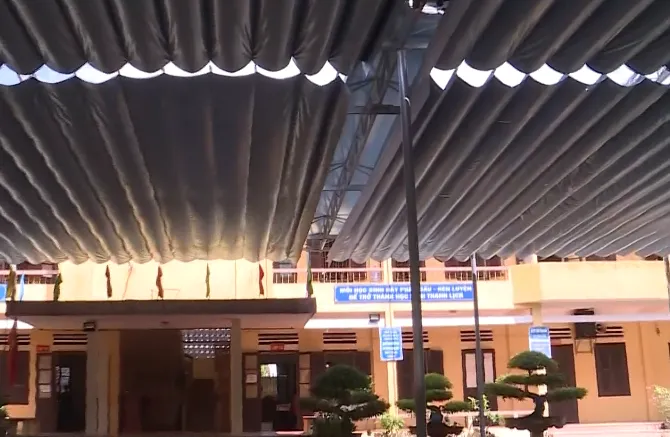 Trường học căng như dây đàn tìm cách chống nóng cho học sinh - Ảnh 1.