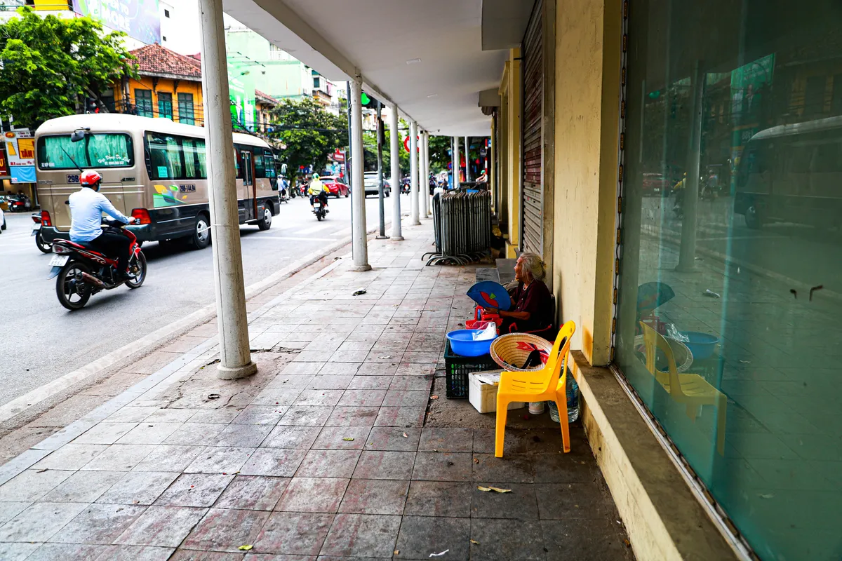 5 thập kỷ gắn b&oacute; với vỉa h&egrave; H&agrave; Nội của b&agrave; cụ 80 tuổi: Chẳng sợ bom rơi th&igrave; giờ ngại g&igrave; nắng mưa - Ảnh 1.
