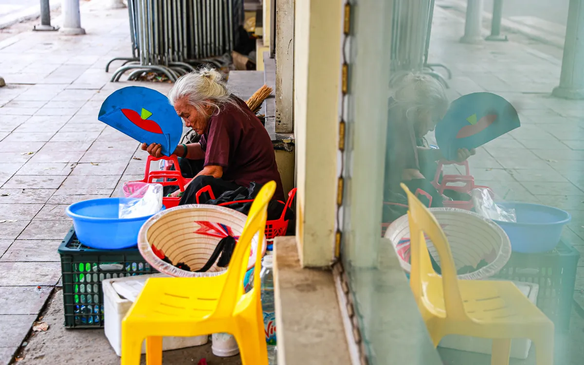 5 thập kỷ gắn b&oacute; với vỉa h&egrave; H&agrave; Nội của b&agrave; cụ 80 tuổi: Chẳng sợ bom rơi th&igrave; giờ ngại g&igrave; nắng mưa - Ảnh 3.