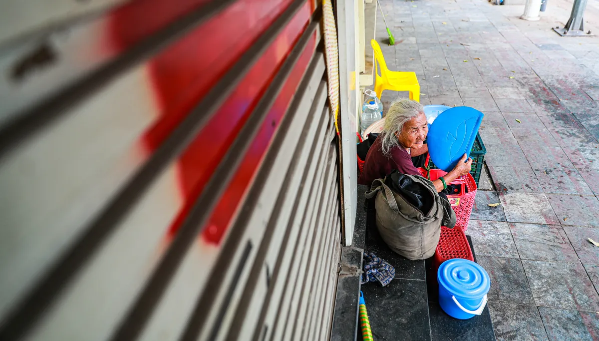 5 thập kỷ gắn b&oacute; với vỉa h&egrave; H&agrave; Nội của b&agrave; cụ 80 tuổi: Chẳng sợ bom rơi th&igrave; giờ ngại g&igrave; nắng mưa - Ảnh 9.