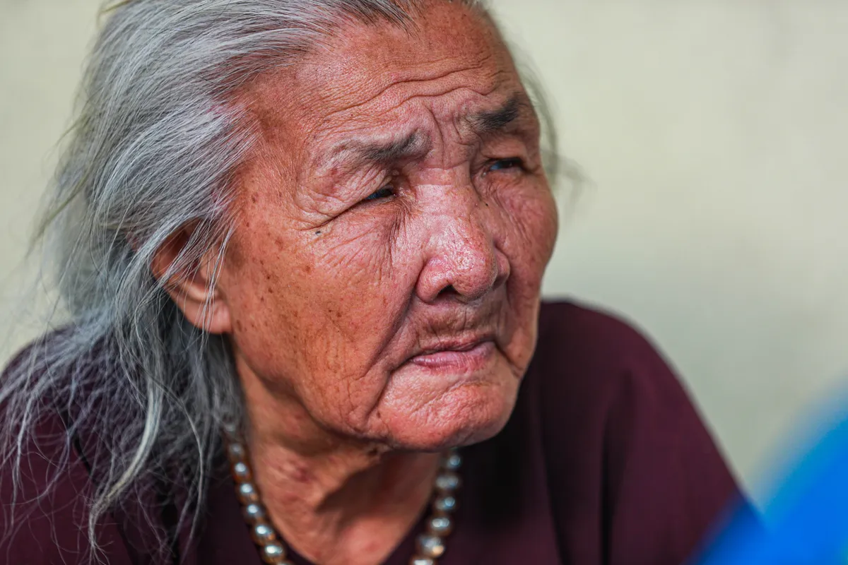 5 thập kỷ gắn b&oacute; với vỉa h&egrave; H&agrave; Nội của b&agrave; cụ 80 tuổi: Chẳng sợ bom rơi th&igrave; giờ ngại g&igrave; nắng mưa - Ảnh 2.