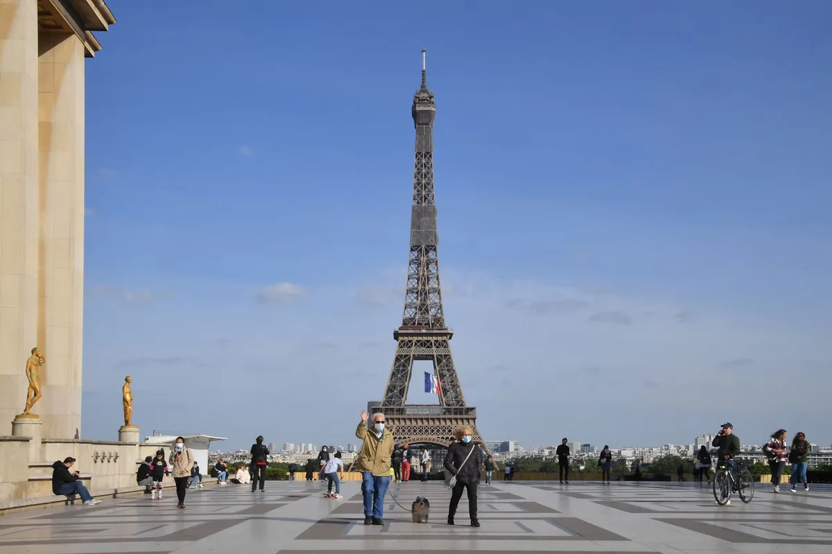 Tháp Eiffel sẽ đón du khách trở lại từ cuối tháng 6 - Ảnh 1.