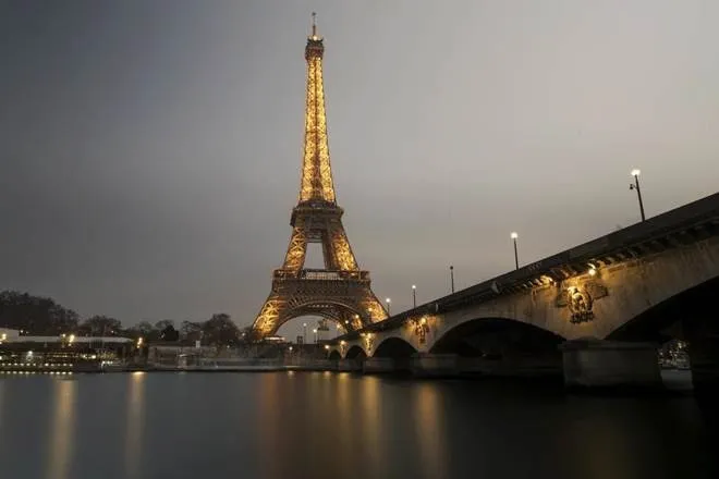 Tháp Eiffel sẽ đón du khách trở lại từ cuối tháng 6 - Ảnh 2.