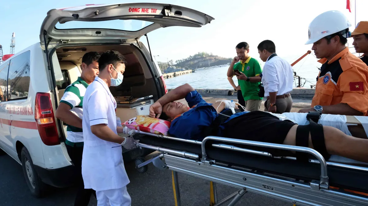 Cứu nạn thuyền viên bị thương khi đánh bắt hải sản ở Trường Sa - Ảnh 1.