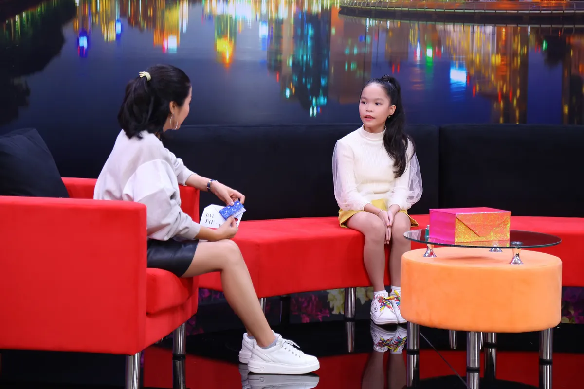 Ba nghi&ecirc;m khắc, mẹ bận rộn, c&ocirc; b&eacute; 11 c&agrave;ng trở n&ecirc;n kh&eacute;p k&iacute;n - Ảnh 1.