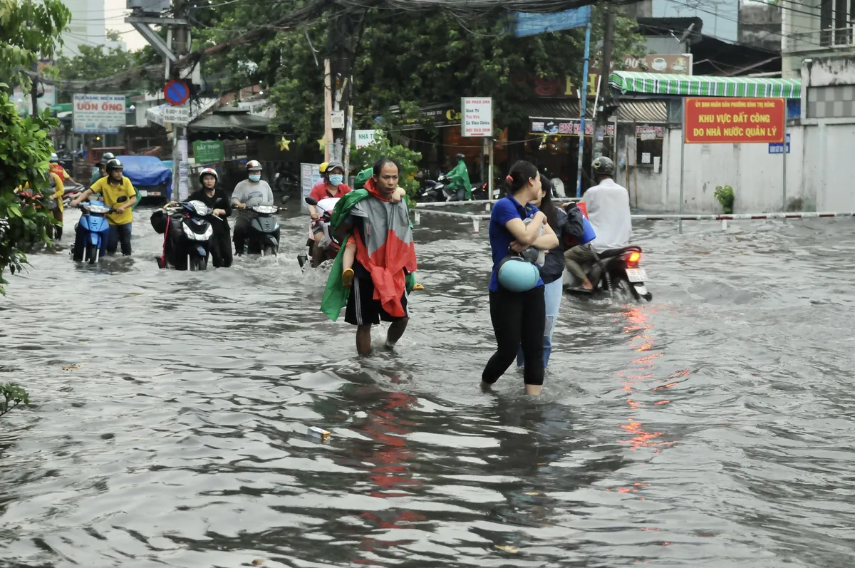 TP.HCM: Mưa lớn, nhiều tuyến đường ngập như sông, 4 người thương vong do cây đổ - Ảnh 4.