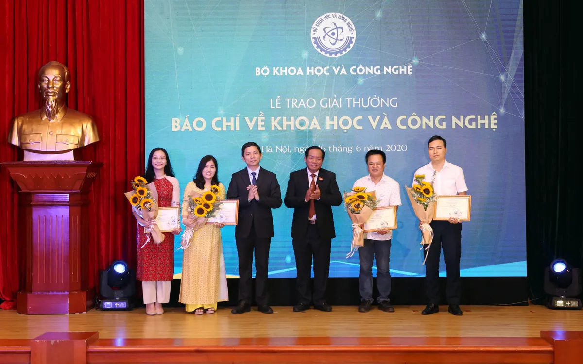 VTV giành 2 giải thưởng Báo chí về KH&CN năm 2019 - Ảnh 7. VTV giành 2 giải thưởng Báo chí về KH&CN năm 2019 - Ảnh 7.