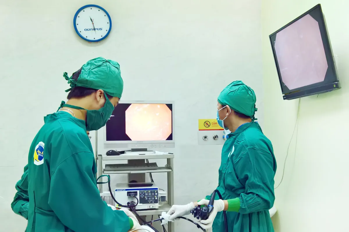 Bé 13 tháng tuổi phải nhập viện vì nuốt kẹp tóc vào dạ dày - Ảnh 1.