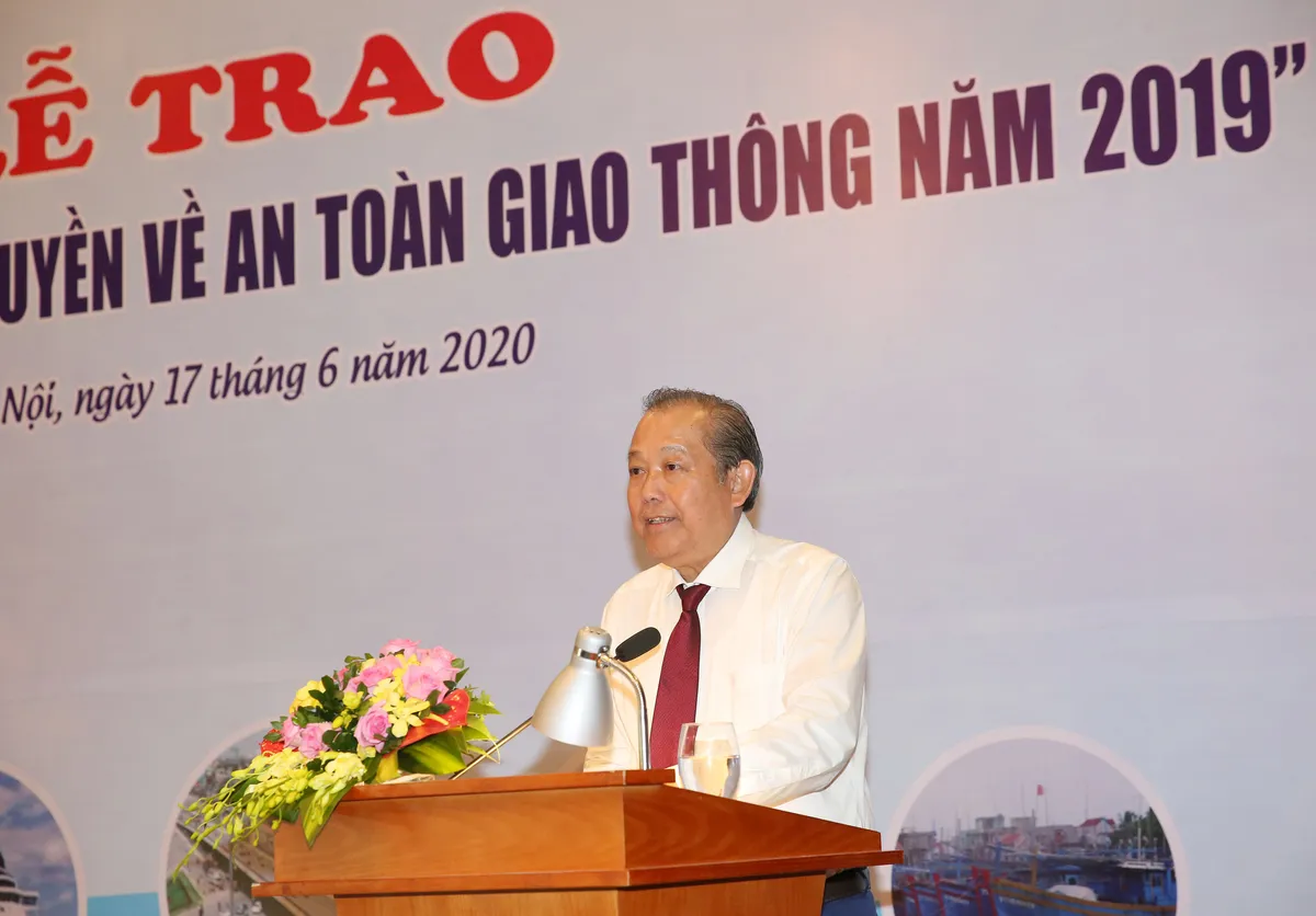 Trao giải thưởng báo chí tuyên truyền về an toàn giao thông - Ảnh 1.