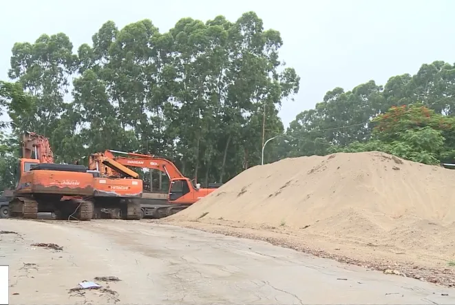 Cát tặc trên sông Hồng: Bố trí người cảnh giới, chào mời mua cát - Ảnh 1.