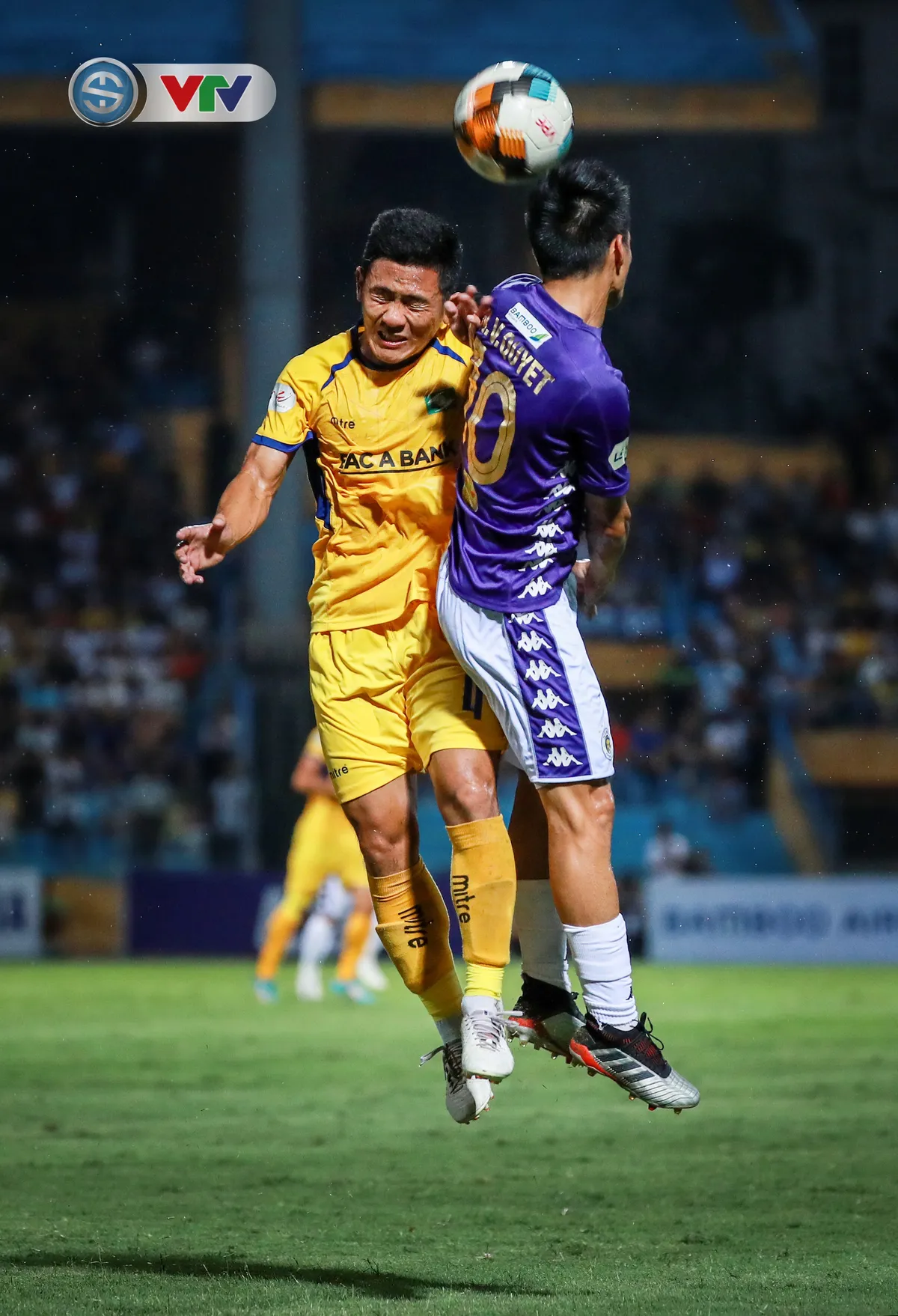 Thắng CLB Hà Nội, Sông Lam Nghệ An vươn lên đẫn đầu BXH V.League - Ảnh 12. Thắng CLB Hà Nội, Sông Lam Nghệ An vươn lên đẫn đầu BXH V.League - Ảnh 12.
