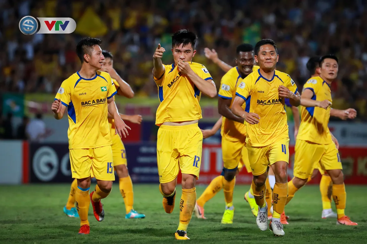 Thắng CLB Hà Nội, Sông Lam Nghệ An vươn lên đẫn đầu BXH V.League - Ảnh 8. Thắng CLB Hà Nội, Sông Lam Nghệ An vươn lên đẫn đầu BXH V.League - Ảnh 8.
