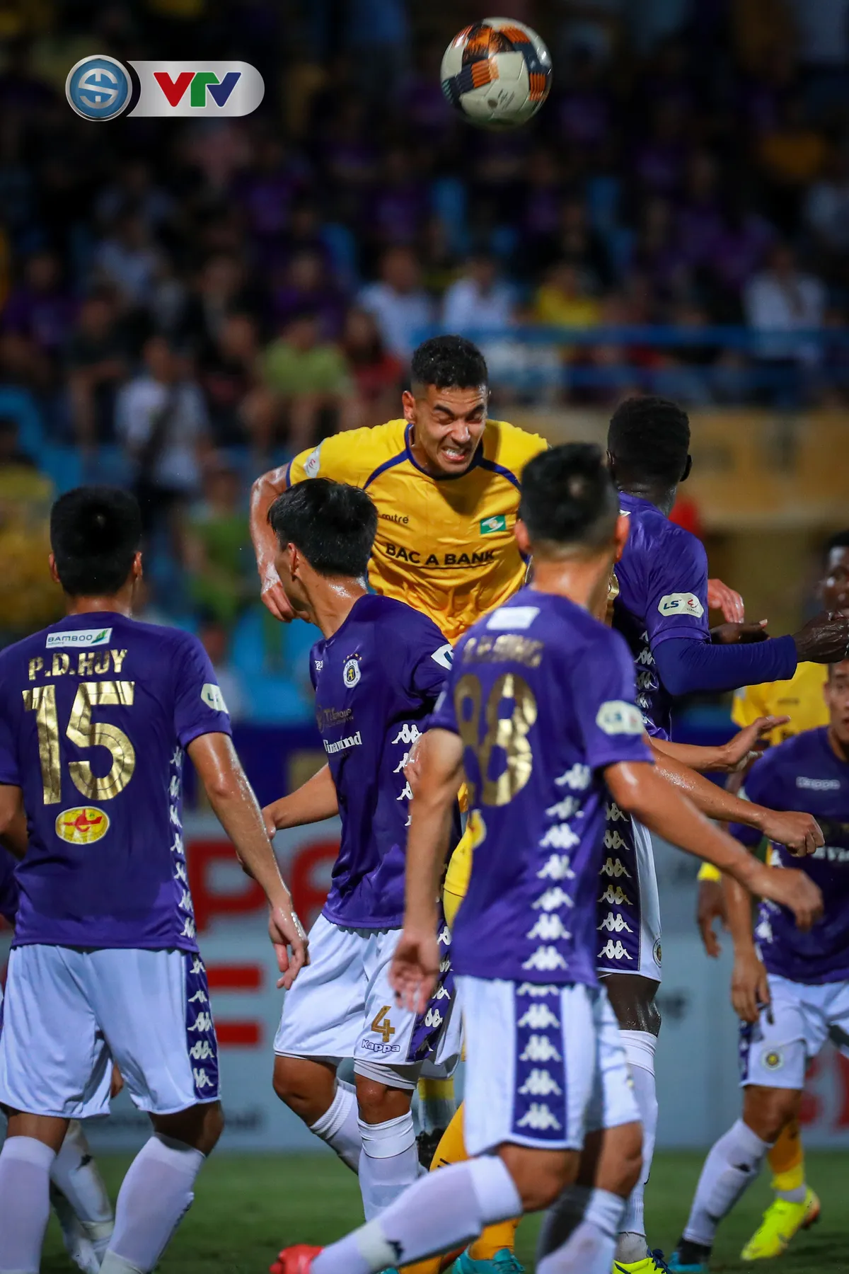 Thắng CLB Hà Nội, Sông Lam Nghệ An vươn lên đẫn đầu BXH V.League - Ảnh 4. Thắng CLB Hà Nội, Sông Lam Nghệ An vươn lên đẫn đầu BXH V.League - Ảnh 4.