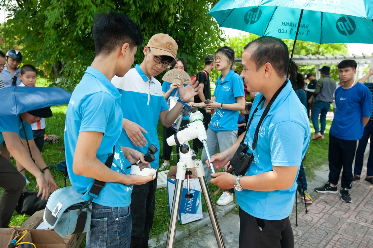 Bất chấp nắng nóng, người Hà Nội thích thú ngắm nhật thực hình khuyên hiếm thấy - Ảnh 3.