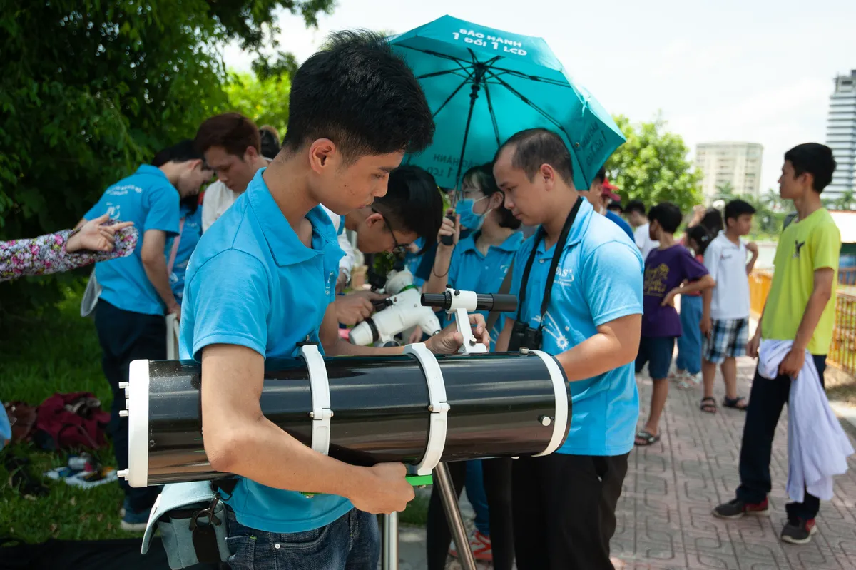 Bất chấp nắng nóng, người Hà Nội thích thú ngắm nhật thực hình khuyên hiếm thấy - Ảnh 4.