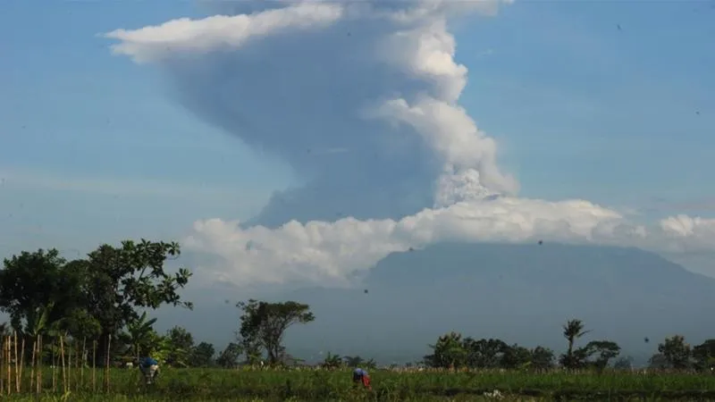 Núi lửa phun trào tro bụi 6km, Indonesia ra cảnh báo hàng không mức cao nhất - Ảnh 1.