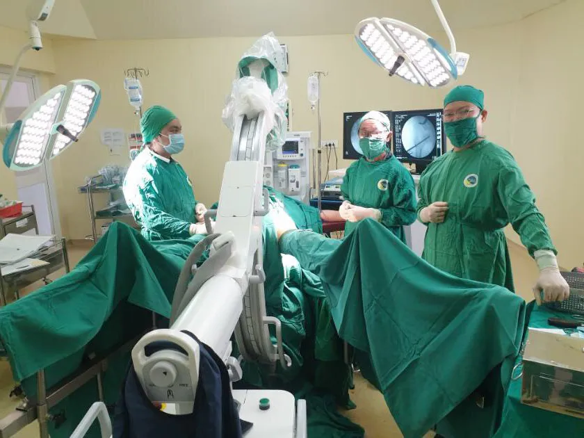 Đá bóng trượt ngã, trẻ bị trượt cả chỏm xương đùi hai bên - Ảnh 1. Đá bóng trượt ngã, trẻ bị trượt cả chỏm xương đùi hai bên - Ảnh 1.