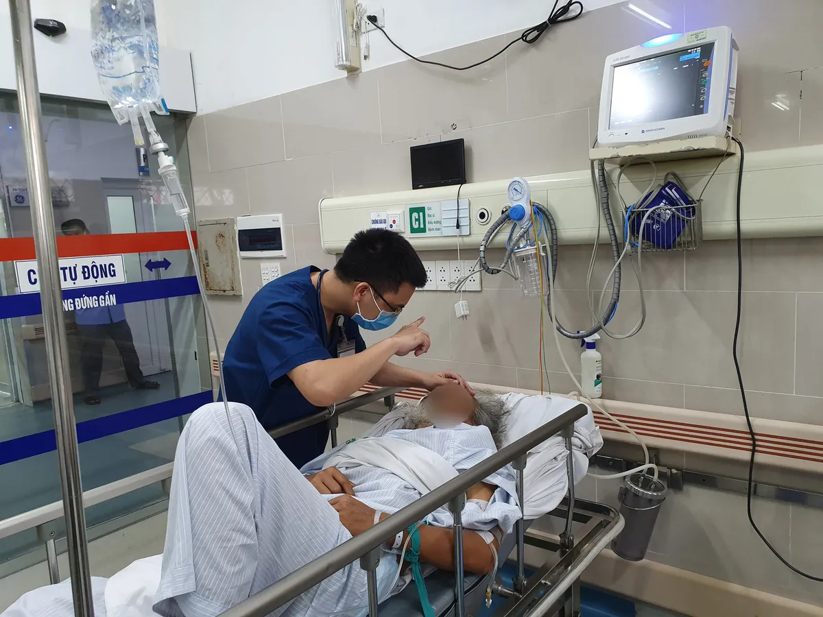 Hôn mê do sốc nhiệt khi làm việc ngoài đồng giữa trời nắng nóng - Ảnh 1.