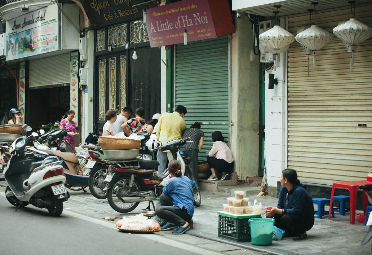 Người Hà Nội nhộn nhịp chuẩn bị tết Đoan Ngọ từ sáng sớm - Ảnh 1.