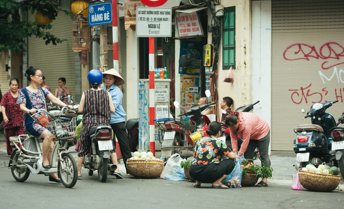 Người Hà Nội nhộn nhịp chuẩn bị tết Đoan Ngọ từ sáng sớm - Ảnh 13.