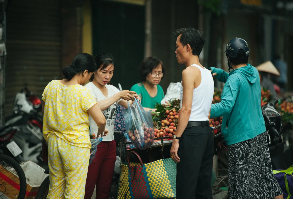 Người Hà Nội nhộn nhịp chuẩn bị tết Đoan Ngọ từ sáng sớm - Ảnh 11.