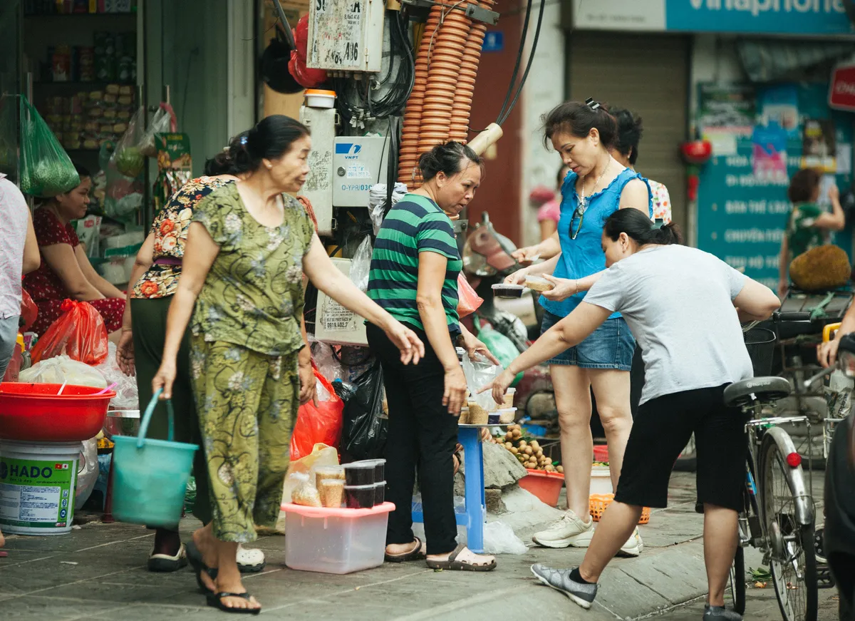 Người Hà Nội nhộn nhịp chuẩn bị tết Đoan Ngọ từ sáng sớm - Ảnh 8.