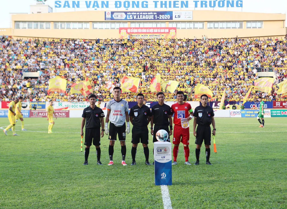 Ch&ugrave;m ảnh: DNH Nam Định thất bại trước CLB Hải Ph&ograve;ng tại Thi&ecirc;n Trường (V&ograve;ng 6 V.League 2020) - Ảnh 2.