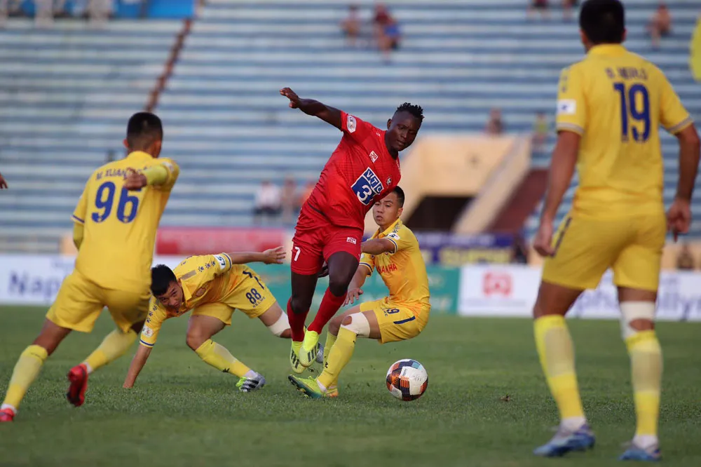 Ch&ugrave;m ảnh: DNH Nam Định thất bại trước CLB Hải Ph&ograve;ng tại Thi&ecirc;n Trường (V&ograve;ng 6 V.League 2020) - Ảnh 11.