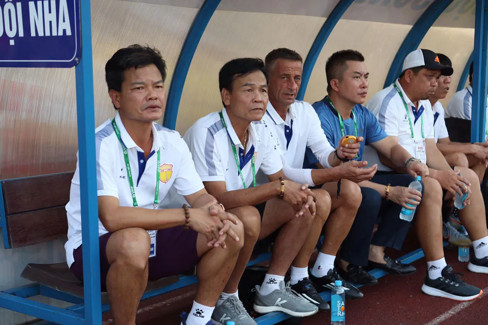 Ch&ugrave;m ảnh: DNH Nam Định thất bại trước CLB Hải Ph&ograve;ng tại Thi&ecirc;n Trường (V&ograve;ng 6 V.League 2020) - Ảnh 7.