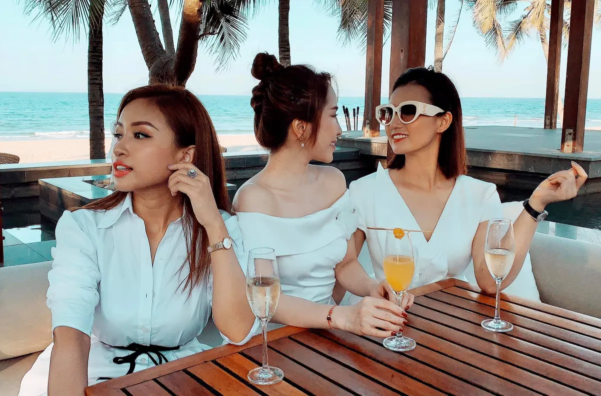 Lã Thanh Huyền, Vân Hugo và Quỳnh Nga khoe ảnh bikini nóng bỏng - Ảnh 3.