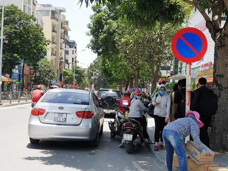 Muôn kiểu vi phạm giao thông những ngày nắng nóng kỷ lục - Ảnh 5.