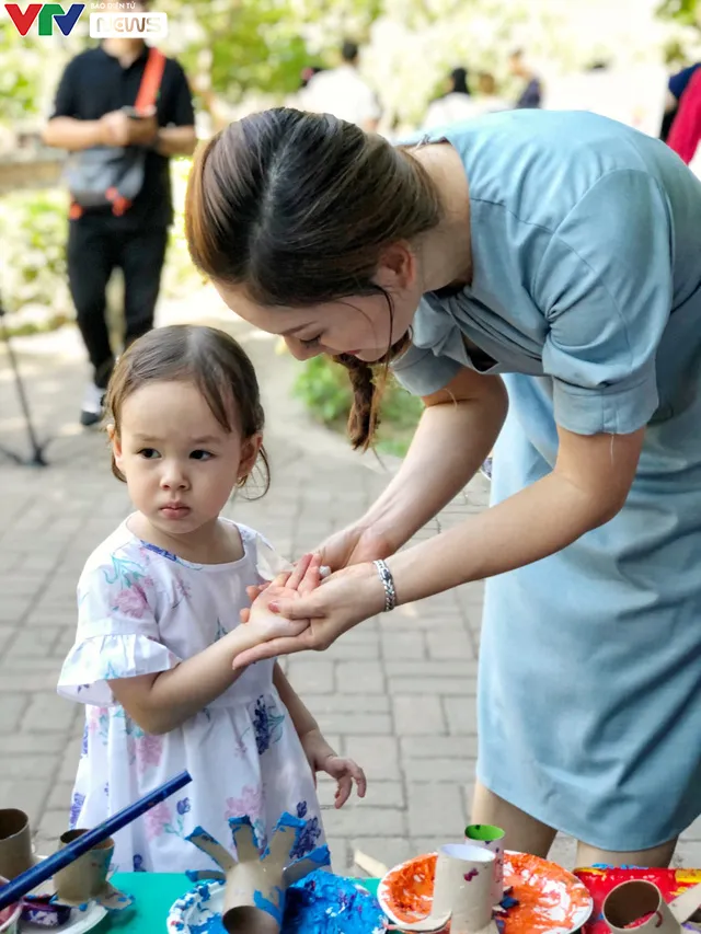 C&ugrave;ng em h&aacute;o hức: Lan toả văn ho&aacute; đọc trong c&aacute;c gia đ&igrave;nh Việt Nam - Ảnh 2.