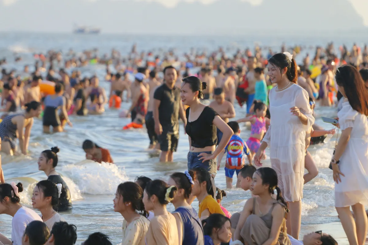 Cuối tuần, hàng chục ngàn người chen chân tắm biển Bãi Cháy - Ảnh 1.